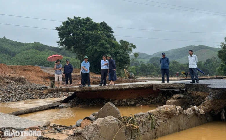 Nhiều nơi ở Quảng Trị vẫn bị nước lũ bủa v&acirc;y sau b&atilde;o số 6- Ảnh 2.