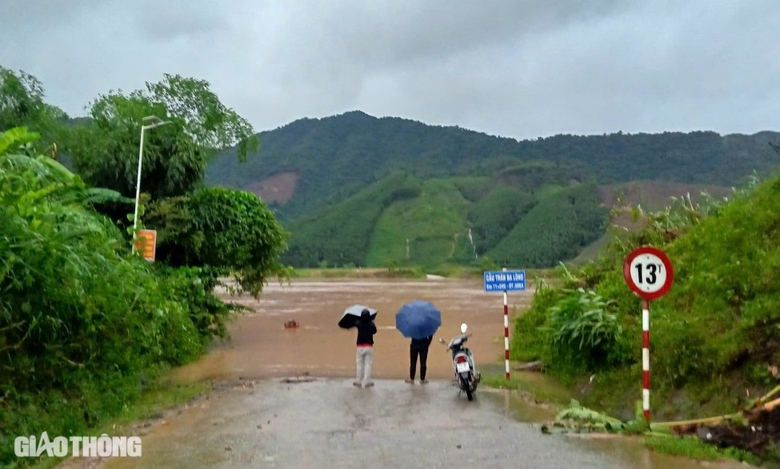Nhiều nơi ở Quảng Trị vẫn bị nước lũ bủa v&acirc;y sau b&atilde;o số 6- Ảnh 3.