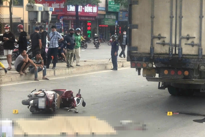 C&ocirc;ng an t&igrave;m h&igrave;nh ảnh camera, điều tra vụ c&ocirc; g&aacute;i đi xe m&aacute;y tử vong sau va chạm với &ocirc; t&ocirc; tải- Ảnh 1.