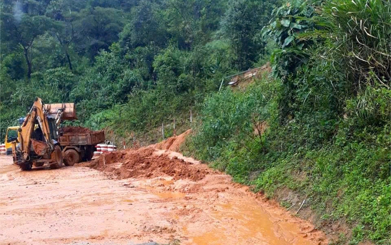 Khắc phục sạt lở đường Hồ Ch&iacute; Minh v&agrave; đường Trường Sơn Đ&ocirc;ng qua Kon Tum- Ảnh 7.