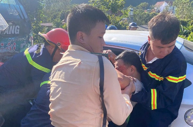 Các lực lượng chức năng đưa nạn nhân ra ngoài - Ảnh: Hoàng Hương. Các lực lượng chức năng đưa nạn nhân ra ngoài - Ảnh: Hoàng Hương.