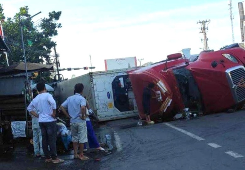 Hiện trường vụ xe container lật ngang trên quốc lộ 1. Hiện trường vụ xe container lật ngang trên quốc lộ 1.