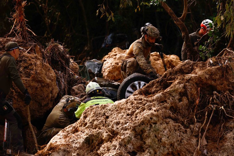 Tây Ban Nha: Mưa lớn một ngày bằng cả năm, gây lũ quét khiến 95 người thiệt mạng- Ảnh 3. Tây Ban Nha: Mưa lớn một ngày bằng cả năm, gây lũ quét khiến 95 người thiệt mạng- Ảnh 3.