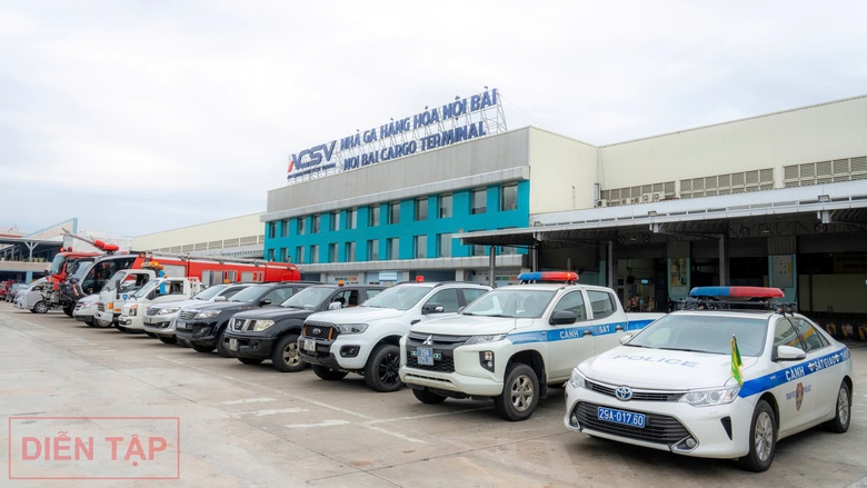 Xem an ninh s&acirc;n bay Nội B&agrave;i diễn tập ứng ph&oacute; t&igrave;nh huống khủng bố đột nhập- Ảnh 4.