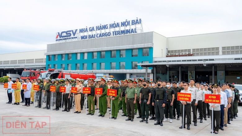 Xem an ninh s&acirc;n bay Nội B&agrave;i diễn tập ứng ph&oacute; t&igrave;nh huống khủng bố đột nhập- Ảnh 1.