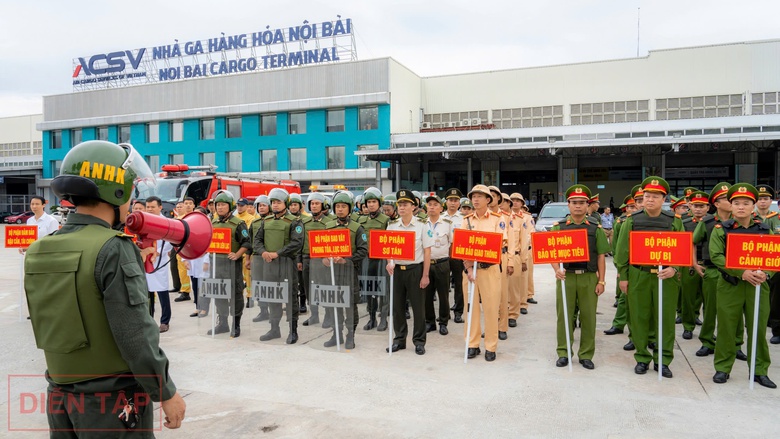 Xem an ninh s&acirc;n bay Nội B&agrave;i diễn tập ứng ph&oacute; t&igrave;nh huống khủng bố đột nhập- Ảnh 3.