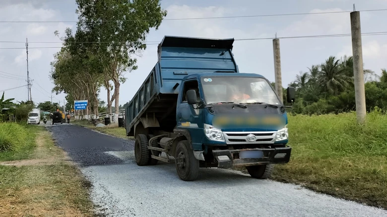 C&agrave; Mau: Sửa chữa mặt đường  4m, ghi nghiệm thu 13m- Ảnh 1.
