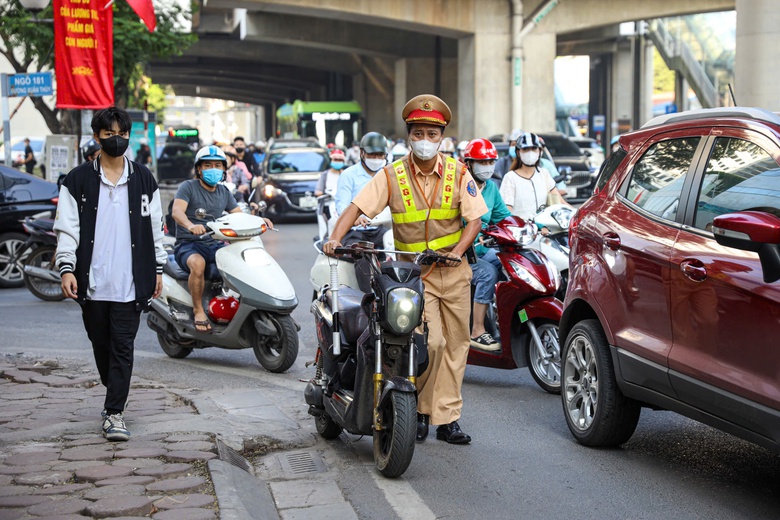 Bị xử l&yacute; lỗi kh&ocirc;ng đội mũ bảo hiểm, nhiều học sinh l&yacute; do "kh&ocirc;ng biết quy định n&agrave;y"- Ảnh 1.