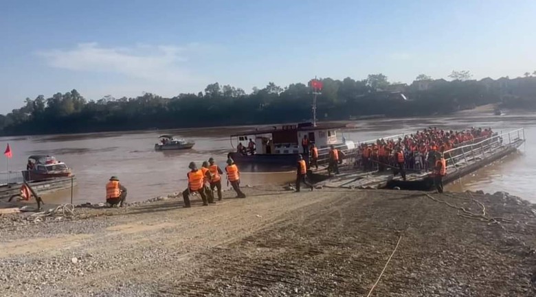 Những chuyến phà thay thế cầu phao Phong Châu có gì đặc biệt?- Ảnh 5. Những chuyến phà thay thế cầu phao Phong Châu có gì đặc biệt?- Ảnh 5.