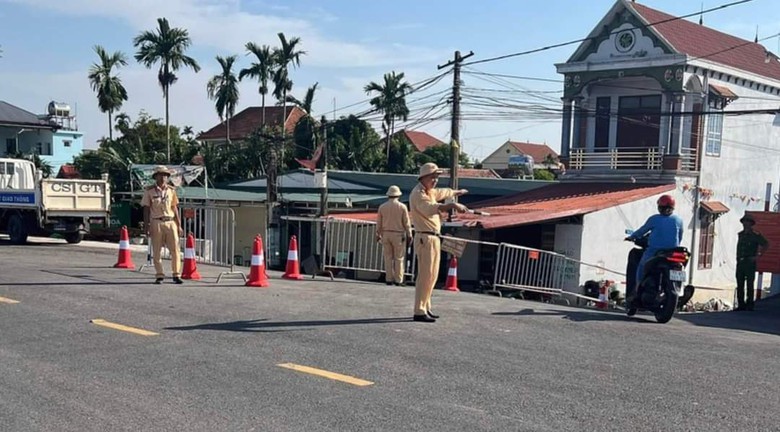 Những chuyến phà thay thế cầu phao Phong Châu có gì đặc biệt?- Ảnh 6. Những chuyến phà thay thế cầu phao Phong Châu có gì đặc biệt?- Ảnh 6.