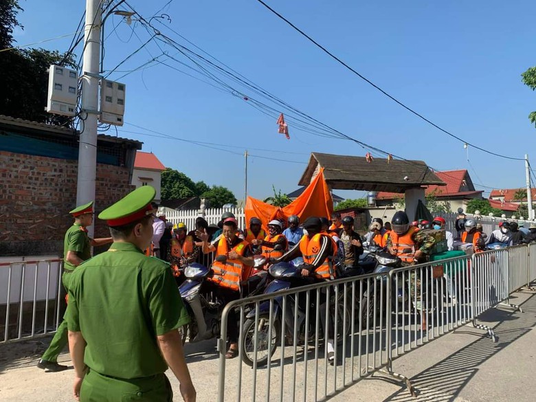 Những chuyến phà thay thế cầu phao Phong Châu có gì đặc biệt?- Ảnh 2. Những chuyến phà thay thế cầu phao Phong Châu có gì đặc biệt?- Ảnh 2.