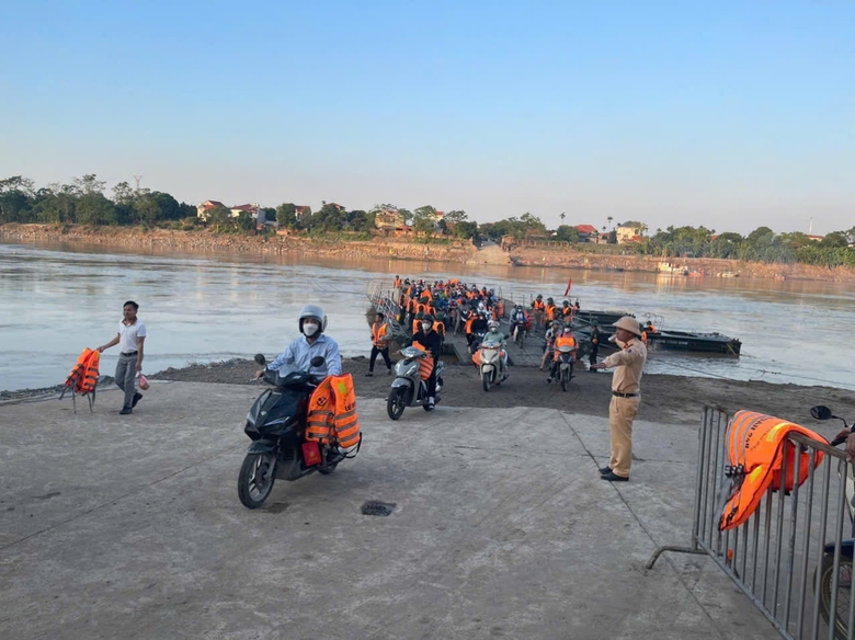 Những chuyến phà thay thế cầu phao Phong Châu có gì đặc biệt?- Ảnh 7. Những chuyến phà thay thế cầu phao Phong Châu có gì đặc biệt?- Ảnh 7.