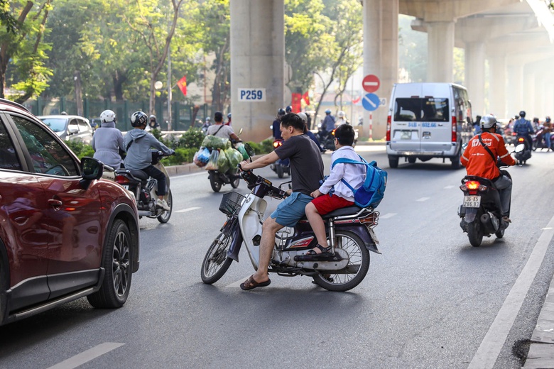 Bị xử l&yacute; lỗi kh&ocirc;ng đội mũ bảo hiểm, nhiều học sinh l&yacute; do "kh&ocirc;ng biết quy định n&agrave;y"- Ảnh 9.