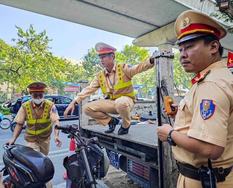Bị xử l&yacute; lỗi kh&ocirc;ng đội mũ bảo hiểm, nhiều học sinh l&yacute; do "kh&ocirc;ng biết quy định n&agrave;y"- Ảnh 3.