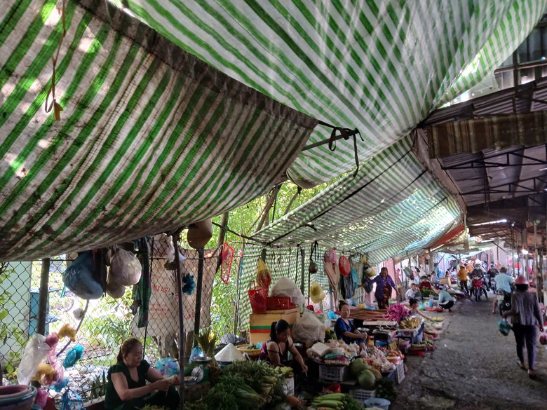 Cần Thơ: Chợ cũ xuống cấp b&aacute;n mua tấp nập, chợ mới khang trang kh&ocirc;ng một b&oacute;ng người- Ảnh 2.