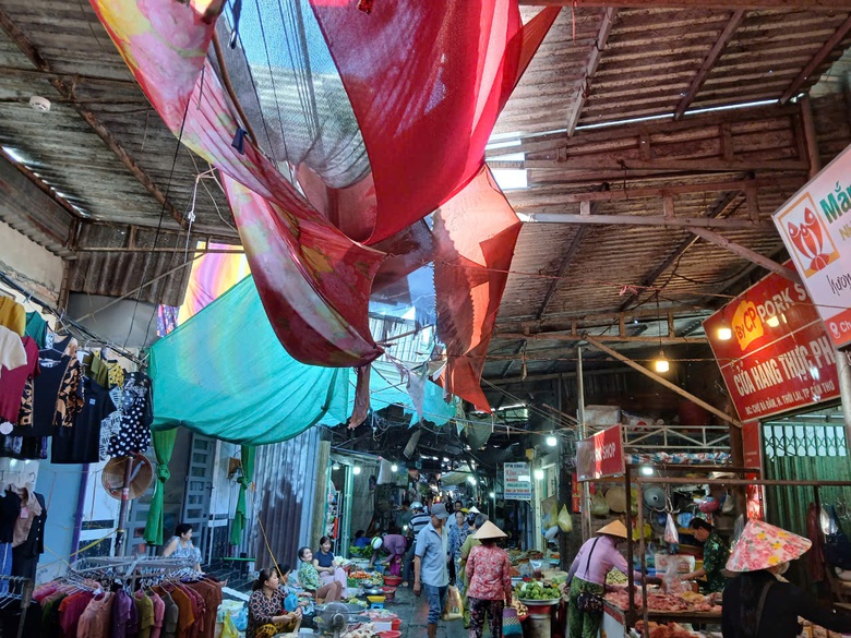 Cần Thơ: Chợ cũ xuống cấp b&aacute;n mua tấp nập, chợ mới khang trang kh&ocirc;ng một b&oacute;ng người- Ảnh 1.