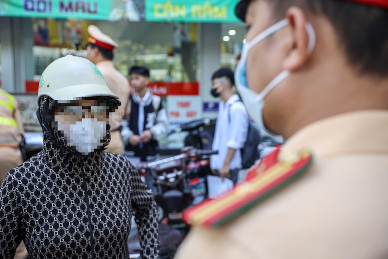 Bị xử l&yacute; lỗi kh&ocirc;ng đội mũ bảo hiểm, nhiều học sinh l&yacute; do "kh&ocirc;ng biết quy định n&agrave;y"- Ảnh 10.
