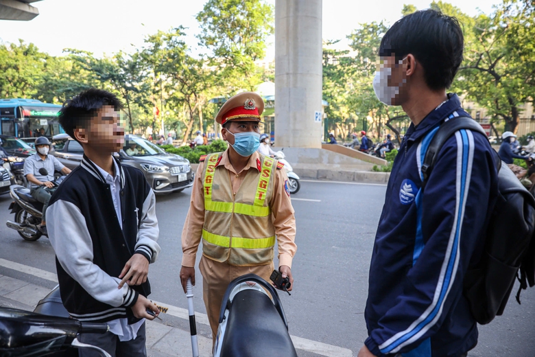 Bị xử l&yacute; lỗi kh&ocirc;ng đội mũ bảo hiểm, nhiều học sinh l&yacute; do "kh&ocirc;ng biết quy định n&agrave;y"- Ảnh 2.