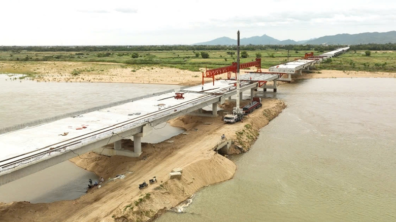 Cầu d&agrave;i nhất cao tốc Ch&iacute; Thạnh - V&acirc;n Phong sẽ ho&agrave;n th&agrave;nh v&agrave;o 30/4/2025- Ảnh 4.