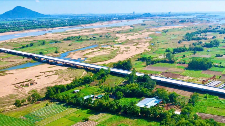 Cầu d&agrave;i nhất cao tốc Ch&iacute; Thạnh - V&acirc;n Phong sẽ ho&agrave;n th&agrave;nh v&agrave;o 30/4/2025- Ảnh 6.