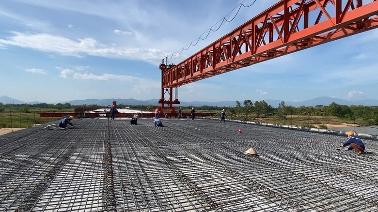 Cầu d&agrave;i nhất cao tốc Ch&iacute; Thạnh - V&acirc;n Phong sẽ ho&agrave;n th&agrave;nh v&agrave;o 30/4/2025- Ảnh 3.