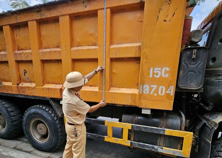 Hải Phòng phát hiện nhiều xe chở quá tải "khủng"- Ảnh 1. Hải Phòng phát hiện nhiều xe chở quá tải "khủng"- Ảnh 1.