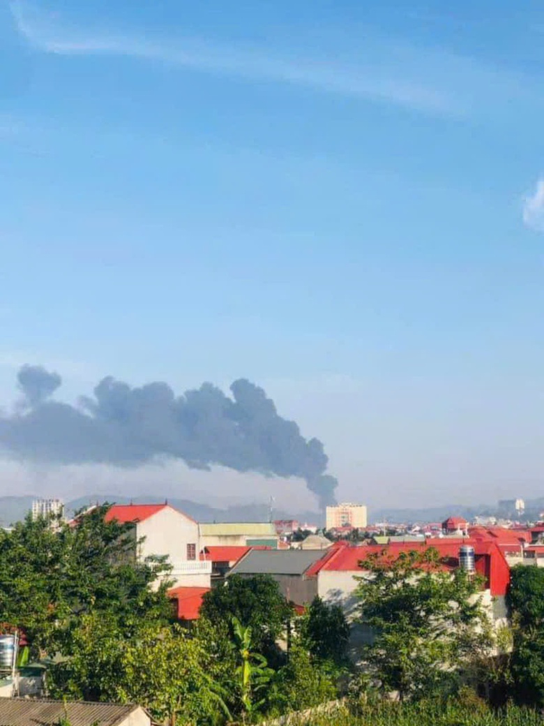 Đang cháy lớn tại xưởng sản xuất xe đạp, xe máy điện ở Lạng Sơn- Ảnh 3. Đang cháy lớn tại xưởng sản xuất xe đạp, xe máy điện ở Lạng Sơn- Ảnh 3.