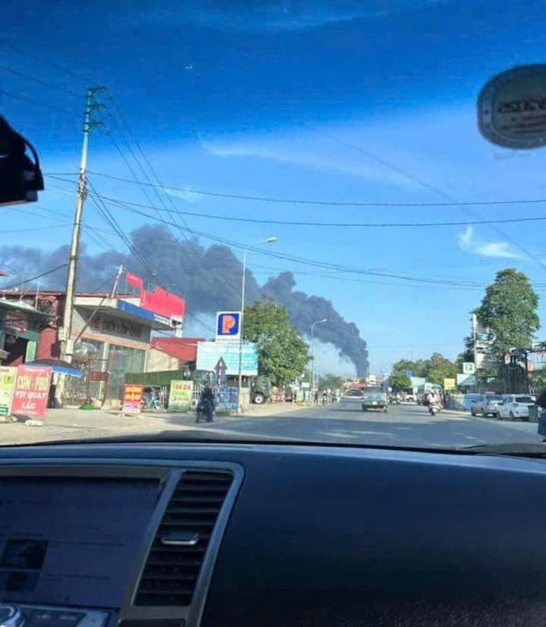 Đang cháy lớn tại xưởng sản xuất xe đạp, xe máy điện ở Lạng Sơn- Ảnh 2. Đang cháy lớn tại xưởng sản xuất xe đạp, xe máy điện ở Lạng Sơn- Ảnh 2.