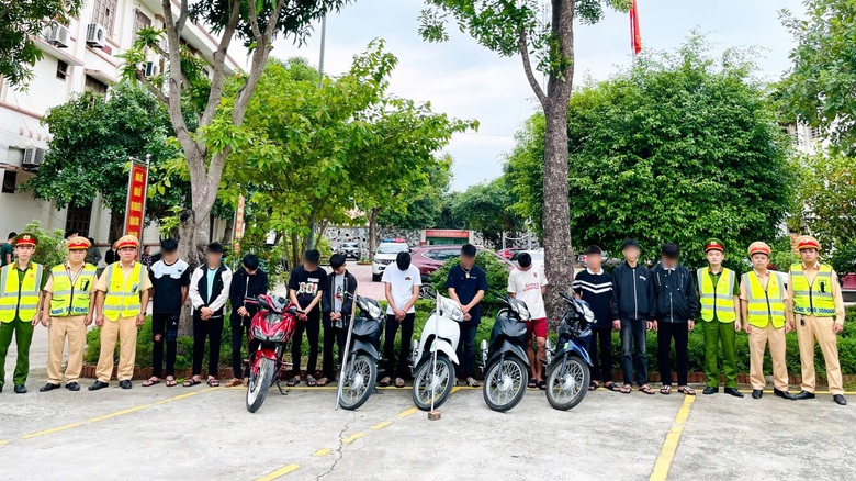 Bắt nh&oacute;m thanh, thiếu ni&ecirc;n đi xe kh&ocirc;ng biển, mang hung kh&iacute; ch&eacute;m người đi đường- Ảnh 1.