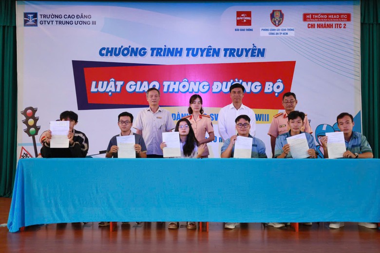 Sinh vi&ecirc;n h&agrave;o hứng với b&agrave;i tuy&ecirc;n truyền ATGT của nữ cảnh s&aacute;t giao th&ocirc;ng- Ảnh 2.