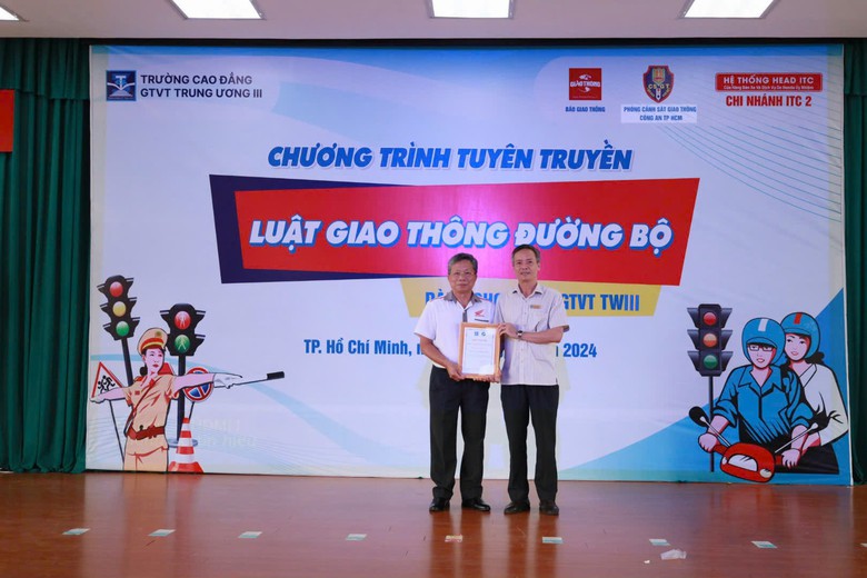 Sinh vi&ecirc;n h&agrave;o hứng với b&agrave;i tuy&ecirc;n truyền ATGT của nữ cảnh s&aacute;t giao th&ocirc;ng- Ảnh 10.