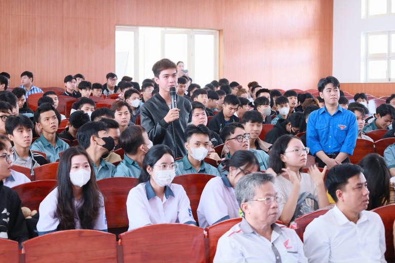 Sinh vi&ecirc;n h&agrave;o hứng với b&agrave;i tuy&ecirc;n truyền ATGT của nữ cảnh s&aacute;t giao th&ocirc;ng- Ảnh 6.