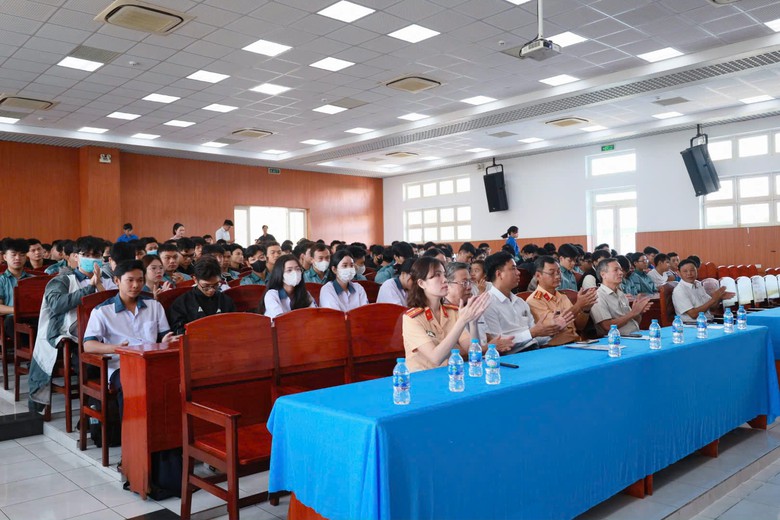 Sinh vi&ecirc;n h&agrave;o hứng với b&agrave;i tuy&ecirc;n truyền ATGT của nữ cảnh s&aacute;t giao th&ocirc;ng- Ảnh 4.