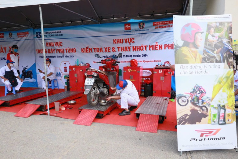 Sinh vi&ecirc;n h&agrave;o hứng với b&agrave;i tuy&ecirc;n truyền ATGT của nữ cảnh s&aacute;t giao th&ocirc;ng- Ảnh 17.