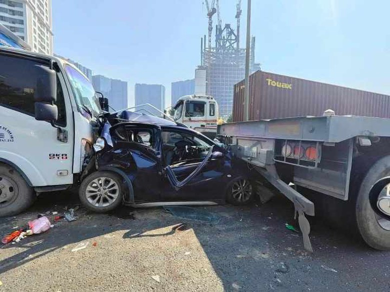 5 ô tô tông liên hoàn trên cầu Thăng Long, 3 người bị thương nhẹ- Ảnh 1. 5 ô tô tông liên hoàn trên cầu Thăng Long, 3 người bị thương nhẹ- Ảnh 1.