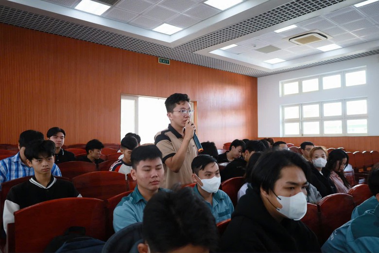 Sinh vi&ecirc;n h&agrave;o hứng với b&agrave;i tuy&ecirc;n truyền ATGT của nữ cảnh s&aacute;t giao th&ocirc;ng- Ảnh 5.