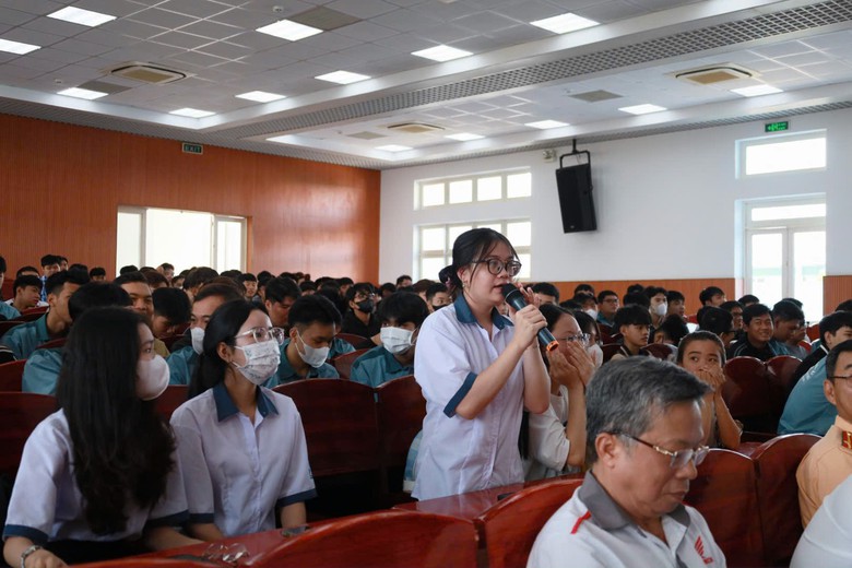 Sinh vi&ecirc;n h&agrave;o hứng với b&agrave;i tuy&ecirc;n truyền ATGT của nữ cảnh s&aacute;t giao th&ocirc;ng- Ảnh 7.