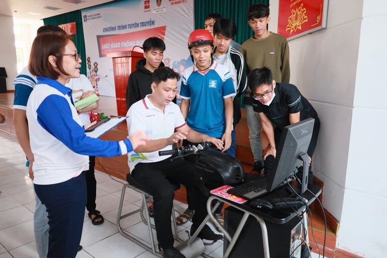 Sinh vi&ecirc;n h&agrave;o hứng với b&agrave;i tuy&ecirc;n truyền ATGT của nữ cảnh s&aacute;t giao th&ocirc;ng- Ảnh 15.