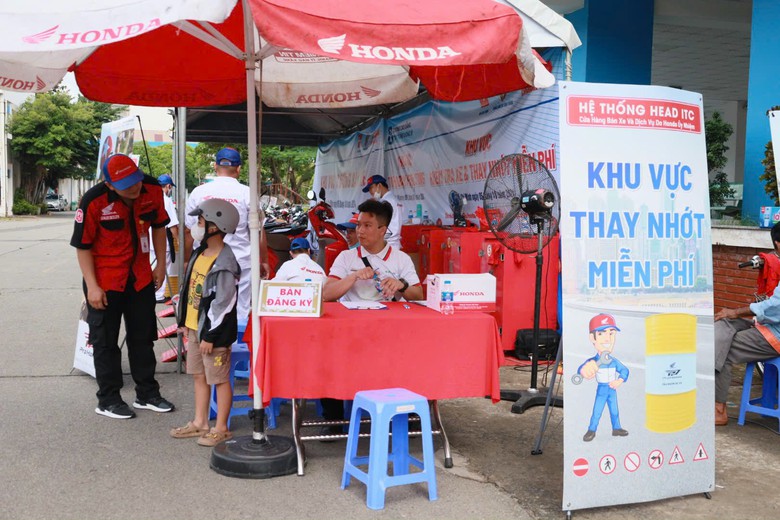 Sinh vi&ecirc;n h&agrave;o hứng với b&agrave;i tuy&ecirc;n truyền ATGT của nữ cảnh s&aacute;t giao th&ocirc;ng- Ảnh 16.