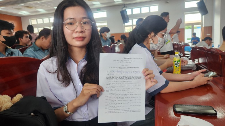 Sinh vi&ecirc;n h&agrave;o hứng với b&agrave;i tuy&ecirc;n truyền ATGT của nữ cảnh s&aacute;t giao th&ocirc;ng- Ảnh 12.