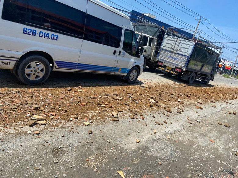 Truy t&igrave;m xe ben l&agrave;m rơi v&atilde;i đất, đ&aacute; tr&ecirc;n quốc lộ 62 qua Long An- Ảnh 1.