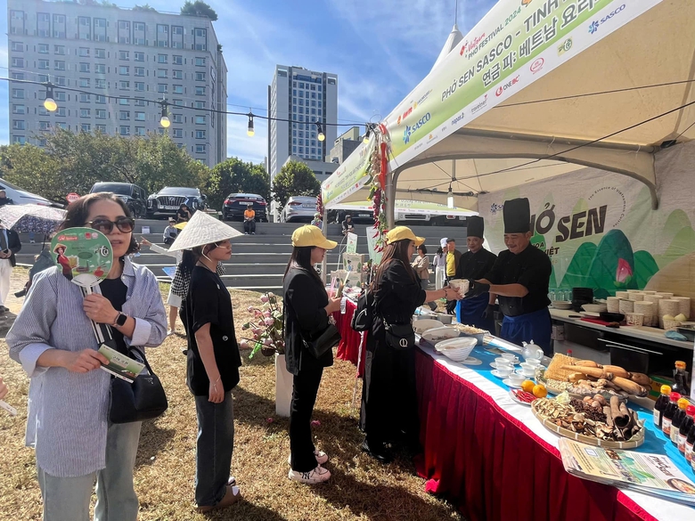 Phở Việt, hương sen tỏa ng&aacute;t trong sắc thu H&agrave;n- Ảnh 5.