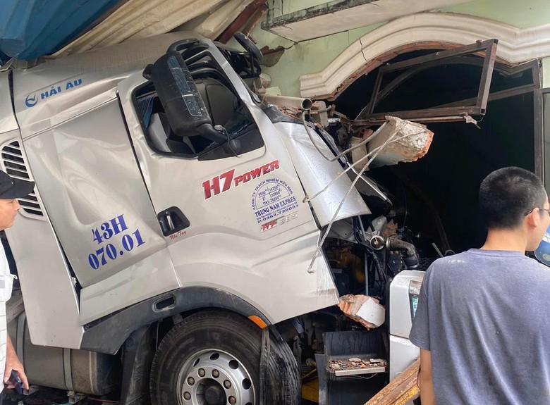 Xe container tông sập nhà dân, tài xế mắc kẹt trong cabin- Ảnh 2. Xe container tông sập nhà dân, tài xế mắc kẹt trong cabin- Ảnh 2.