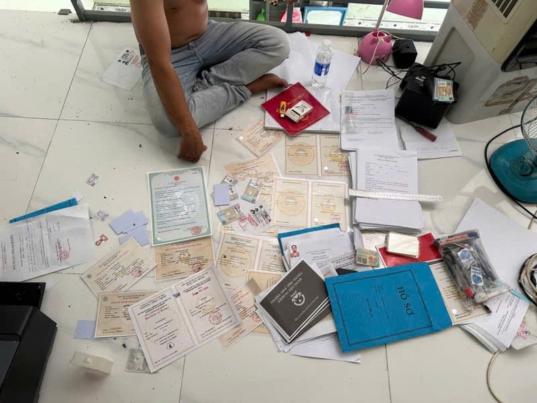 Triệt xóa đường dây làm giấy tờ giả quy mô lớn ở Bình Dương- Ảnh 2. Triệt xóa đường dây làm giấy tờ giả quy mô lớn ở Bình Dương- Ảnh 2.