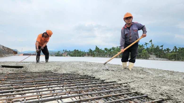 Đổ mẻ b&ecirc; t&ocirc;ng cuối c&ugrave;ng tr&ecirc;n cầu s&ocirc;ng Vệ, cao tốc Quảng Ng&atilde;i - Ho&agrave;i Nhơn- Ảnh 3.