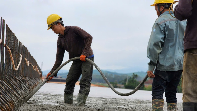 Đổ mẻ b&ecirc; t&ocirc;ng cuối c&ugrave;ng tr&ecirc;n cầu s&ocirc;ng Vệ, cao tốc Quảng Ng&atilde;i - Ho&agrave;i Nhơn- Ảnh 4.