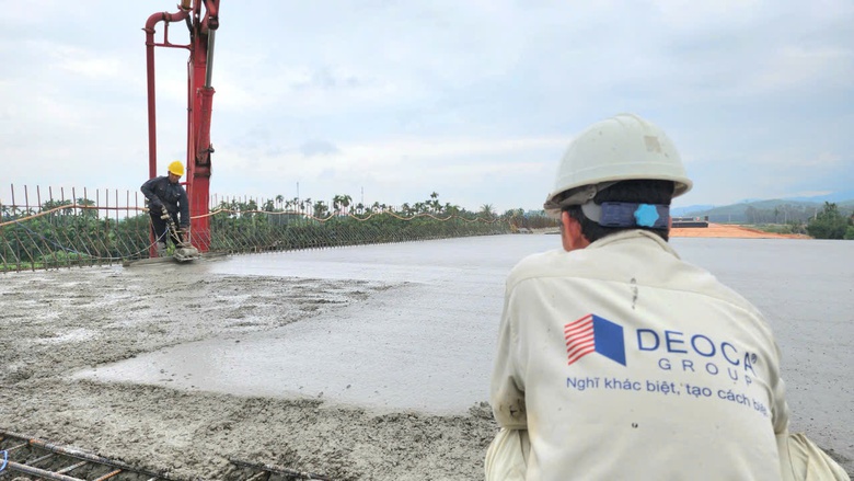 Đổ mẻ b&ecirc; t&ocirc;ng cuối c&ugrave;ng tr&ecirc;n cầu s&ocirc;ng Vệ, cao tốc Quảng Ng&atilde;i - Ho&agrave;i Nhơn- Ảnh 9.