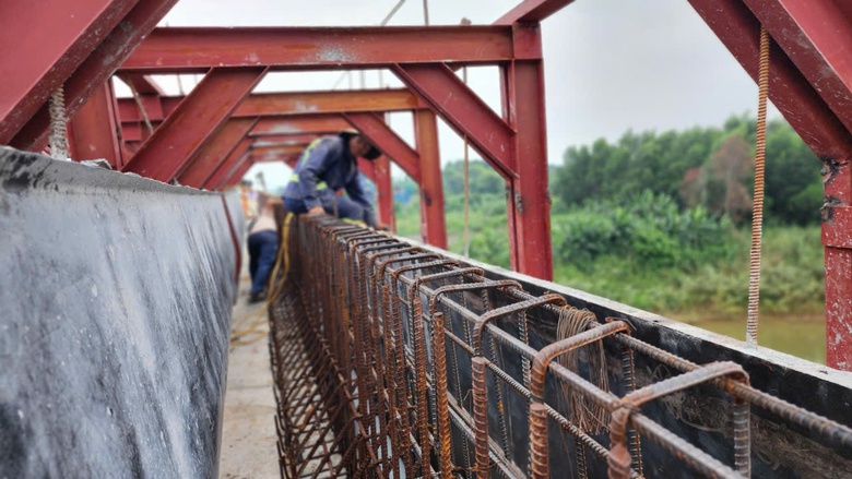 Đổ mẻ b&ecirc; t&ocirc;ng cuối c&ugrave;ng tr&ecirc;n cầu s&ocirc;ng Vệ, cao tốc Quảng Ng&atilde;i - Ho&agrave;i Nhơn- Ảnh 11.