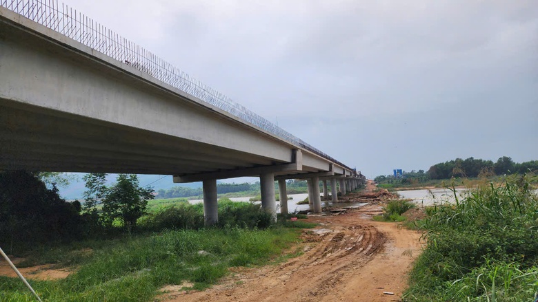 Đổ mẻ b&ecirc; t&ocirc;ng cuối c&ugrave;ng tr&ecirc;n cầu s&ocirc;ng Vệ, cao tốc Quảng Ng&atilde;i - Ho&agrave;i Nhơn- Ảnh 14.