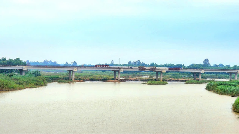 Đổ mẻ b&ecirc; t&ocirc;ng cuối c&ugrave;ng tr&ecirc;n cầu s&ocirc;ng Vệ, cao tốc Quảng Ng&atilde;i - Ho&agrave;i Nhơn- Ảnh 13.